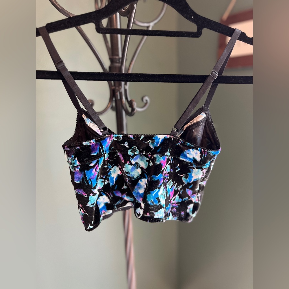 Abstract Velvet Crop Top. - Picture 3 of 3